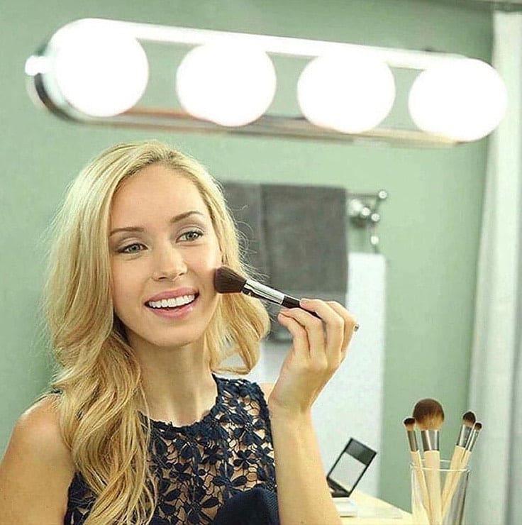 4 Bulb Makeup Mirror Light for Perfect Lighting