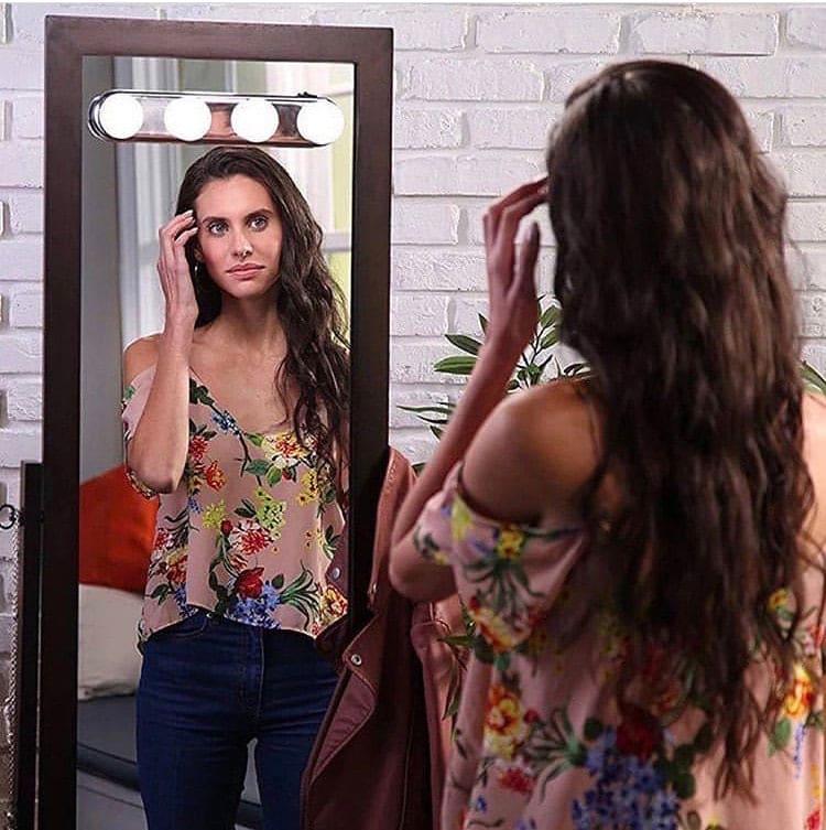 4 Bulb Makeup Mirror Light for Perfect Lighting