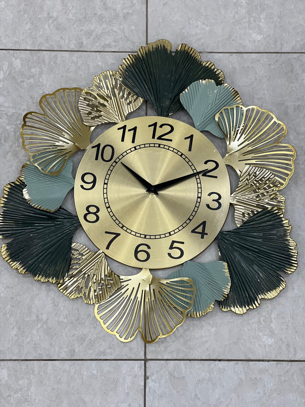 Luxury Metal Wall Clock Motive – Silent 3D Decorative Statement Piece